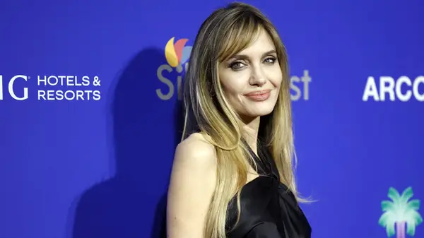 Kändisar som har gungat sido-svepte lugg (inklusive Angelina Jolie!)