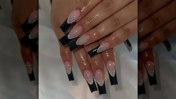 Long black nails with glitter