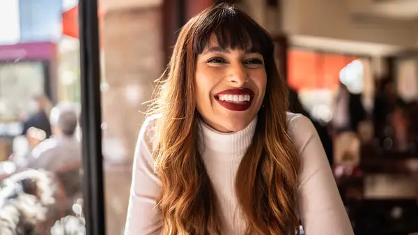 woman with blunt bangs