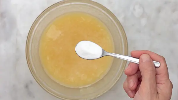 honey and making soda mixture