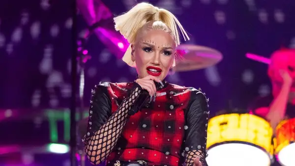Gwen Stefani performing