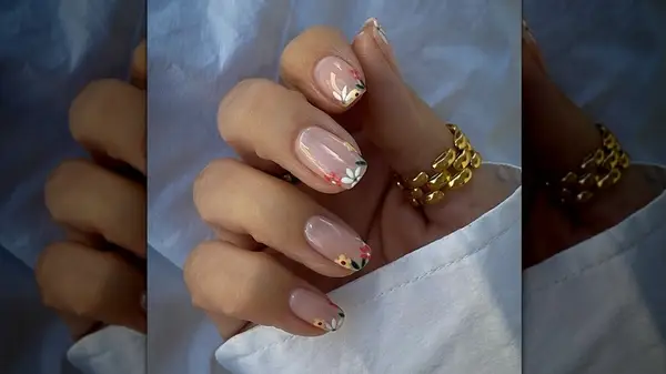 Floral manicure