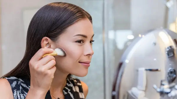 Woman applying bronzer