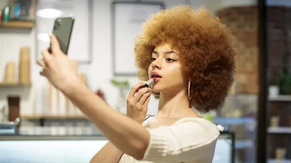 Dámy s tvárou v tvár počúvajte: 3 tipy na make-up, ktoré vám pomôžu vyzerať staršie