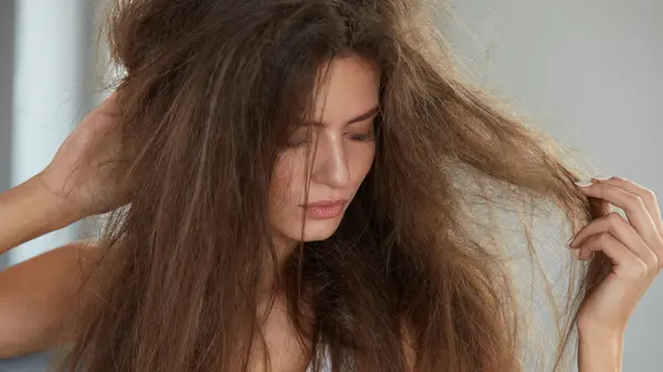 Secado flash 101: La razón por la cual algunos ingredientes vuelven tu cabello mojado a paja (
