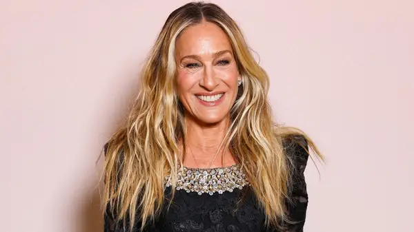 Sarah Jessica Parker의 자연스러운 머리 색깔이 당신이 태어난 것을 항상 일치시키는 것은 아닙니다