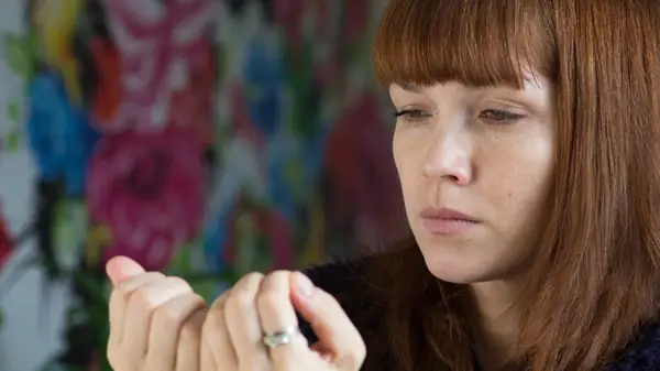 Oto, co to znaczy, jeśli masz białe plamy na paznokciach