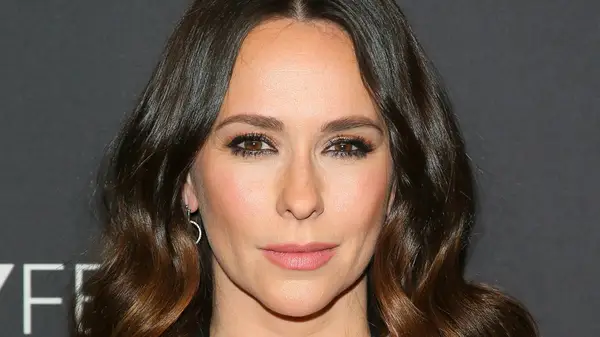 Jennifer Love Hewitt posing on the red carpet