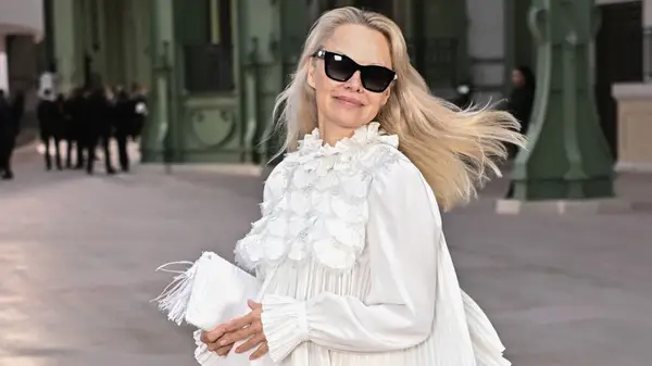 La trasformazione dei capelli di Pamela Anderson nel corso degli anni dimostra di essere un maestro di biondo