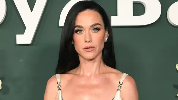 Katy Perry indossa parrucche? Il segreto dietro i suoi capelli in continua evoluzione