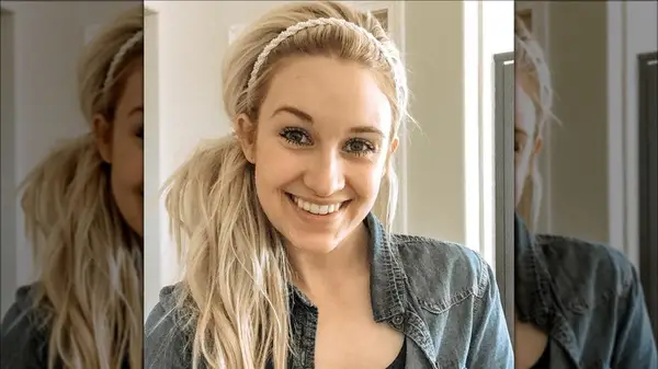 Lowcut ponytail with a headband