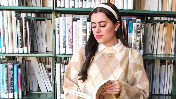 25 Pomysły na fryzurę opaski na idealny wygląd preppy