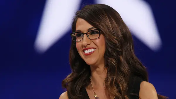 Lauren Boebert não parece acertar seu bronzeado falso (supere um vídeo do YouTube, garota!)