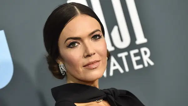 El color natural del cabello de Mandy Moore no es la morena por la que es conocida