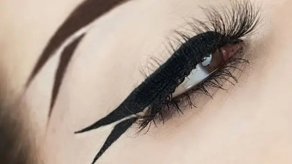 Fishtail Eyeliner to trend podwójnego skrzydła, który może stać się prosty lub odważny
