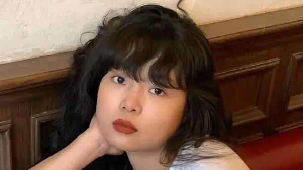 Woman with wavy Birkin bangs