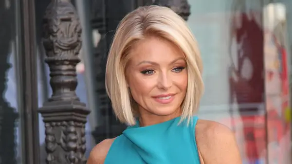Kelly Ripa posing