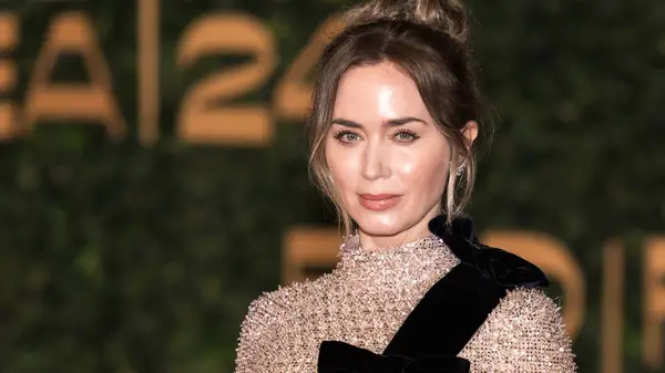 Přirozená barva vlasů Emily Blunt není červená, jako by její ďábel nosí postavu Prada