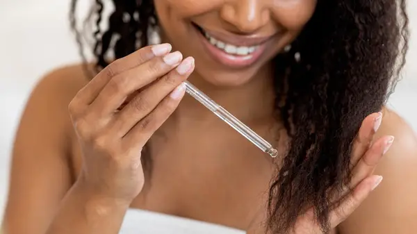 Dlaczego powinieneś spróbować użyć oleju miętowego we włosach