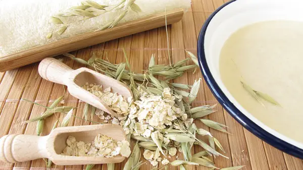 Farina d'avena colloidale: l'ingrediente della cura della pelle per la pelle rilassante