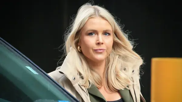 Vi er så glade for, at Karoline Leavitt grøftede dette forældede hårtrend fra 2000'erne (det var smertefuldt indlysende)