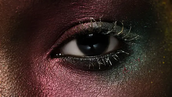 טריקים של איפור שידגישו את צבע העיניים שלך למבט בולט