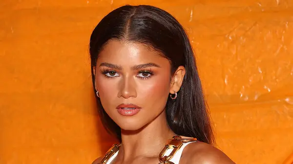 A maquiagem de canela é a tendência de beleza mais aconchegante do inverno