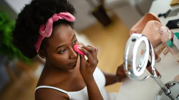 Hvorfor skal du dobbeltrensere dine skønhedsvampe