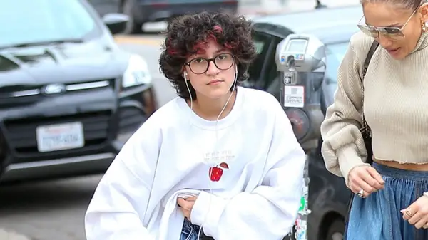 Emme Muniz with pink hair