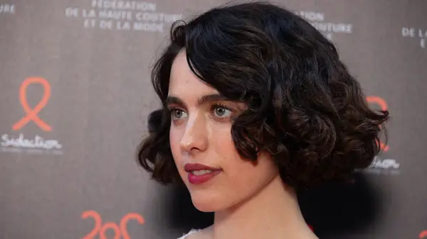 Margaret Qualley curly bob