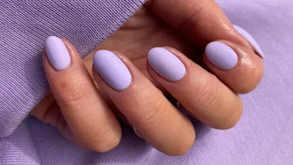 Le vernis à ongles violet est la nouvelle couleur de manucure neutre pour 2024