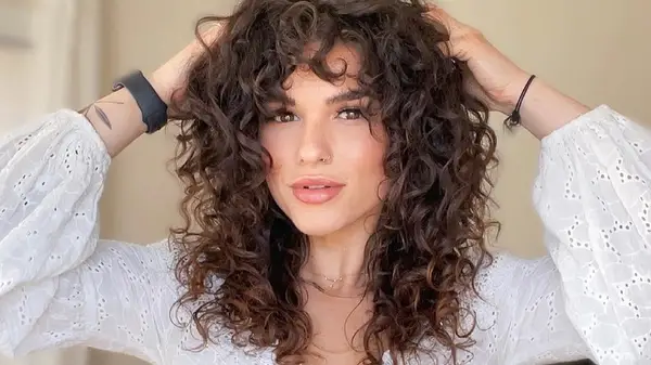 폭포 앞머리는 2024 년 여름의 질감이있는 헤어 트렌드입니다