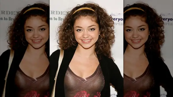 Sarah Hyland posing at a Broadway premiere in 2008, wearing a handband in her naturally curly hair