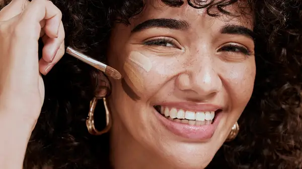 woman applying foundation