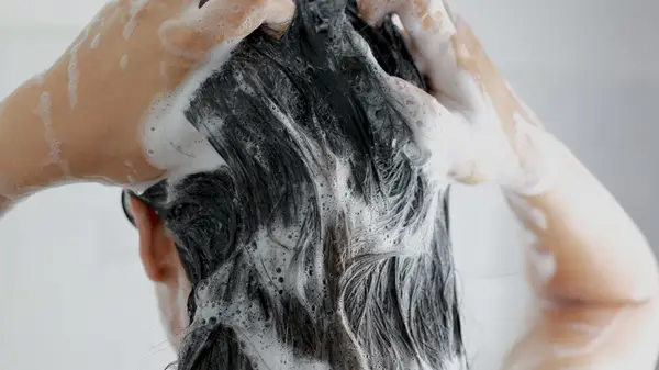 Cyklistika na vlasy může zlepšit zdraví vašich pramenů, ale někteří tvrdí, že je to jen další chytání hotovosti