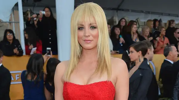 Kaley Cuoco hat eine Kopfveränderung auf dem Kopf gedreht