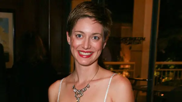 Zoe Perry with a pixie haircut in 2010
