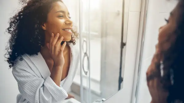 Person applying moisturizer