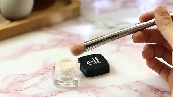 An undereye powder and brush