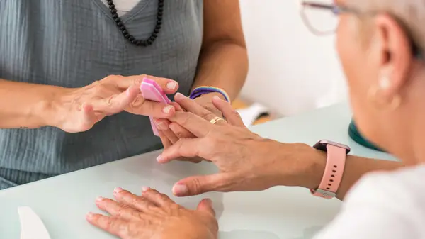 Det misstag du kan göra med naglarna om du har äldre händer