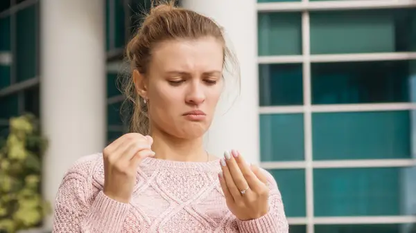 あなたの爪の周りに皮膚の皮をむいて治療するための私たちの最高のヒント