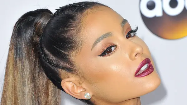 Ariana Grande shows off her ponytail