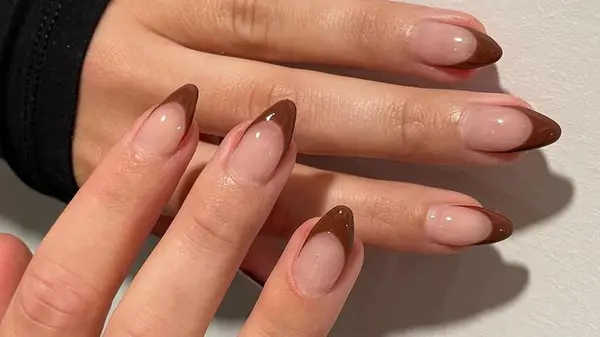 Inspo de manicura francesa de punta marró per a la vostra propera cita de saló