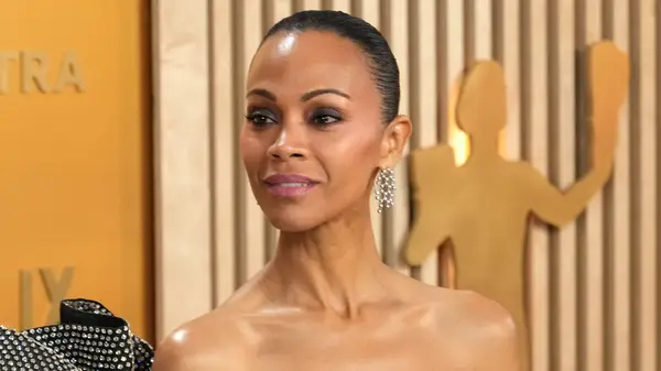 Zoe Saldana fait toujours le maquillage en train de se maquiller gratuitement