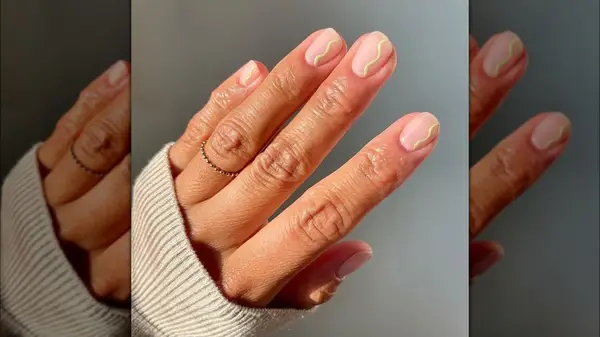 Wavy line nail art