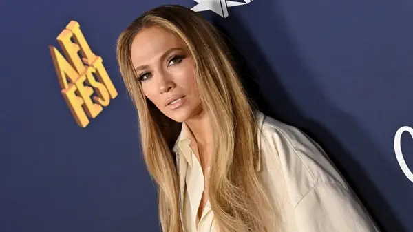 Como Jennifer Lopez parece exibir seus cabelos naturais deslumbrantes sem extensões
