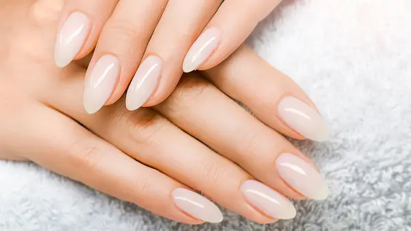 Šťavnaté želé nechty napĺňajú naše letné manikúry lahodnou farbou