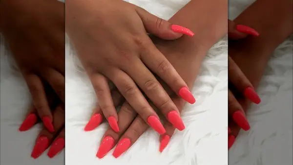 Coral manicure