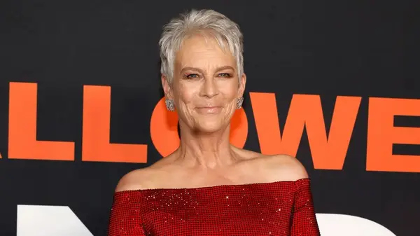 Jamie Lee Curtis kn a red carpet