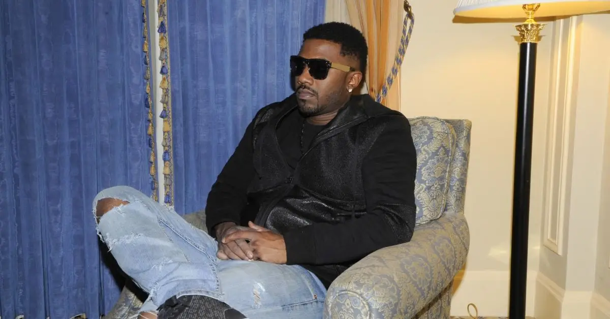 Ray J sentado en el sofá